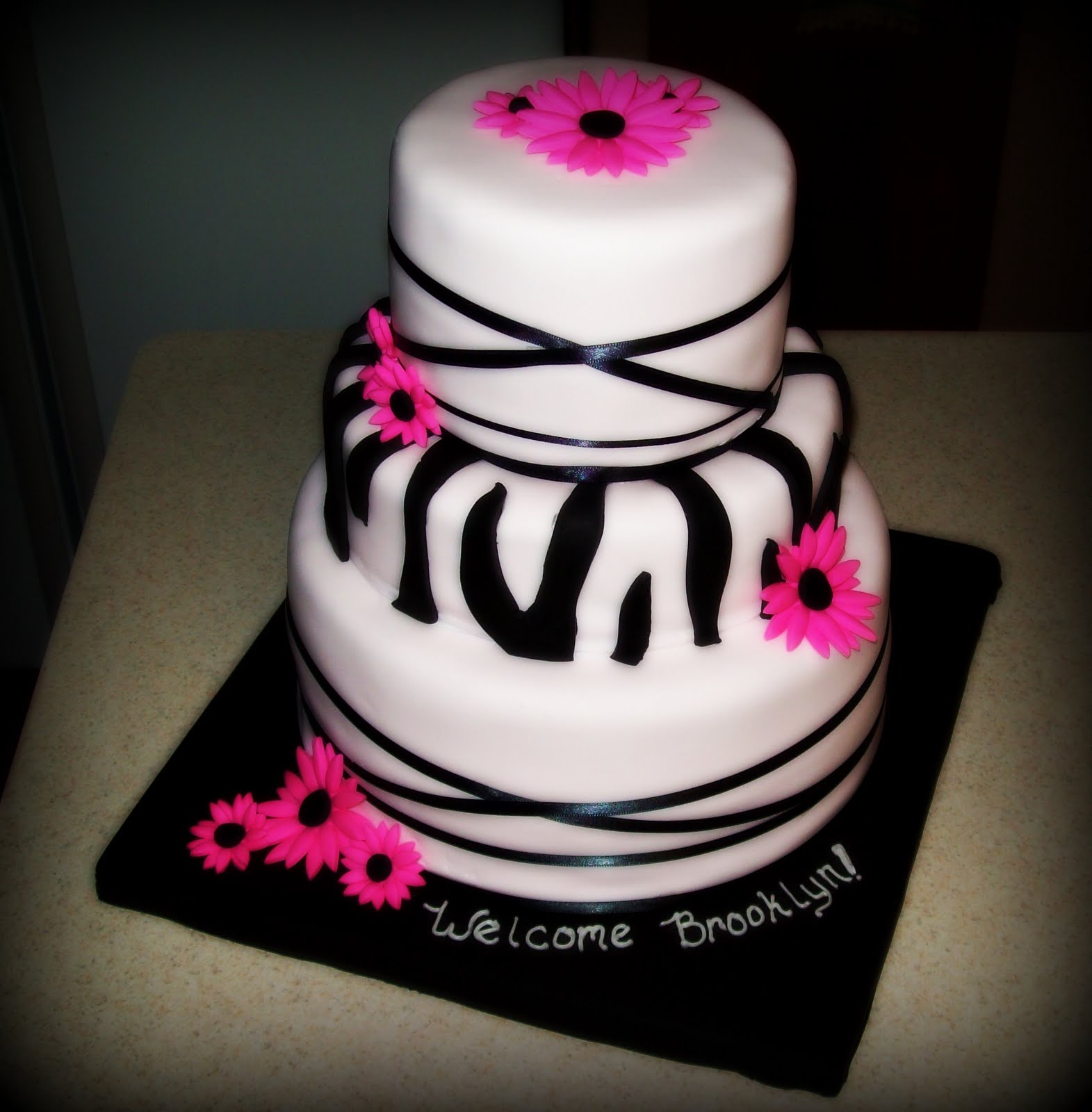 http://3.bp.blogspot.com/_UJIYnuWhTcA/SxLhKVyhn7I/AAAAAAAAAJg/te1QX_UFkTw/s1600/pink+black+baby+shower+cake.jpg