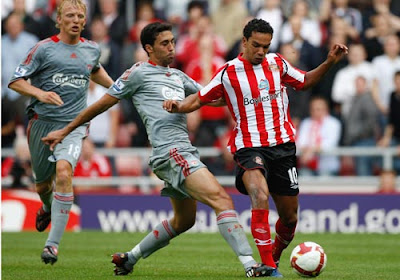 Arvaro Arbeloa of Liverpool tackles Kieran Richardson of Sunderland