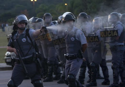 Além de perigosos os comunistas são mal educados e soltavam pum em grande quantidades obrigando os soldados e espargirem Bom Ar no ambiente para poderem respirar.