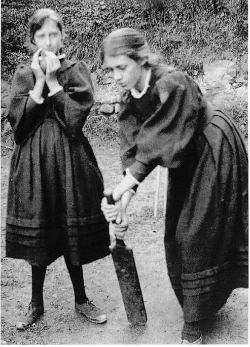 Una giovanissima Virginia Stephen con la sorella Vanessa