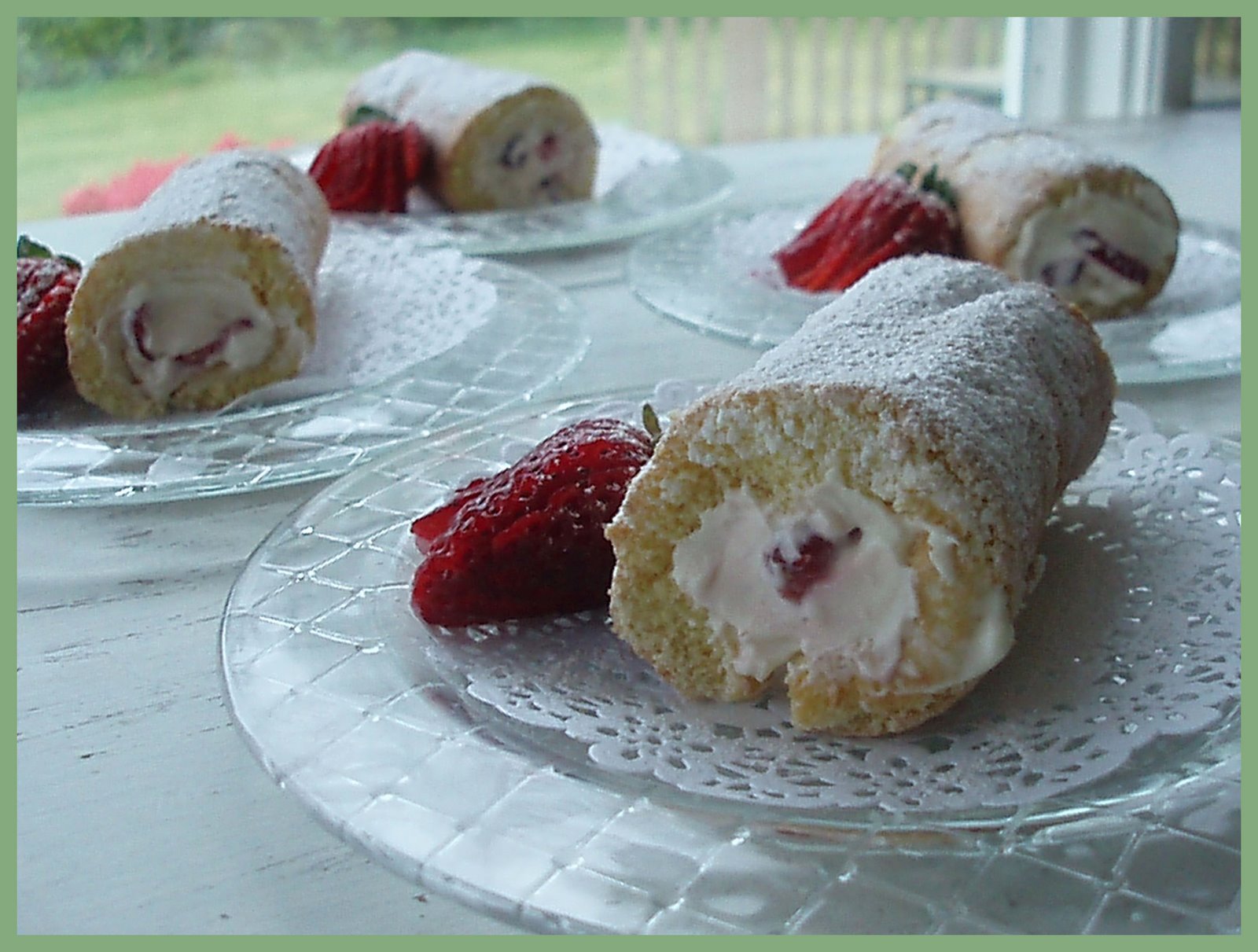 [Strawberry+Roll+Cake+May+21st,+2006+3+ps.jpg]