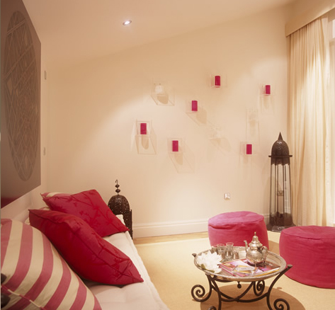 •|[ مَملَڪَةْ الوردي ،،‏  Taylor+Howes+Design,+pink+living+room,+pouffe,+art