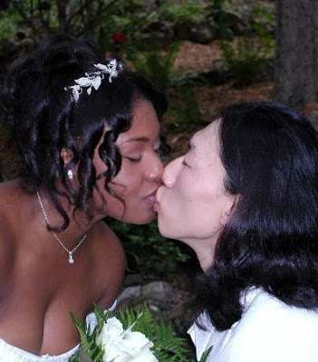 Women black black kissing women Love Island