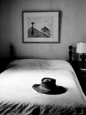 Supersticiones màs comunes (origen histórico) 559402~Hat-Belonging-to-Painter-Andrew-Wyeth-on-Top-of-Bed-at-Home-Posters