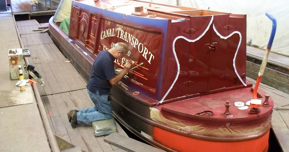 painting a narrowboat Signwriting,