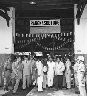 Presiden+Soekarno+Saat+Di+Stasiun+Rangkasbitung+akan+Menuju+Kabupaten+Lebak+Th.+1957.jpg