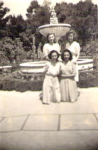 Julia Trujillo Marin y su prima Maria Pilar Marin con sus primas, Rosita y Pochola