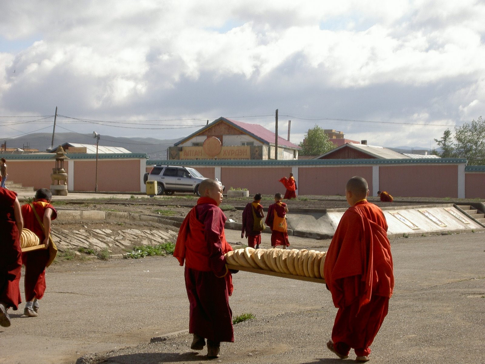 [mongeslurdesmongolia.JPG]