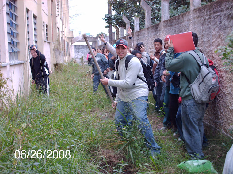 Alunos do 3° Ano plantando no corredor verde da Escola Ruy Coelho.