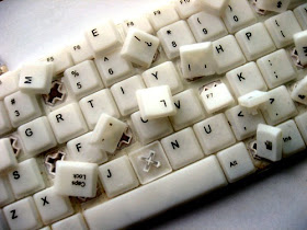 http://3.bp.blogspot.com/_VLUl1qLHrbk/TCCNQbUHweI/AAAAAAAABoI/-XRbvzyxJJ4/s1600/computer,concept,creative,keyboard,letters,mess-c900b0fc25b1793c3683e3fffb1cd878_h.jpg
