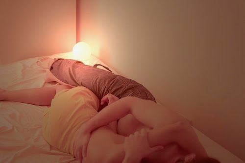 Девочка начала мастурбировать в кроватке