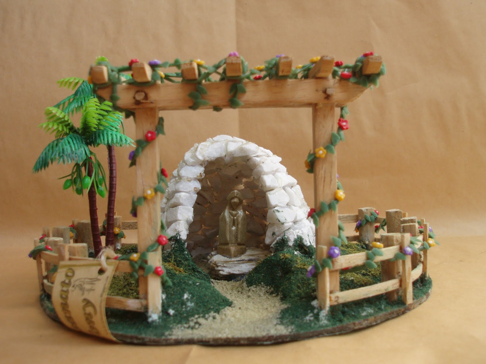 gruta de pedra para jardim:Gruta de Pedra Branca Modelo numero II Com Santa em Pedra Vinda de gruta de pedra para jardim:Gruta de Pedra Branca Modelo numero II Com Santa em Pedra Vinda de