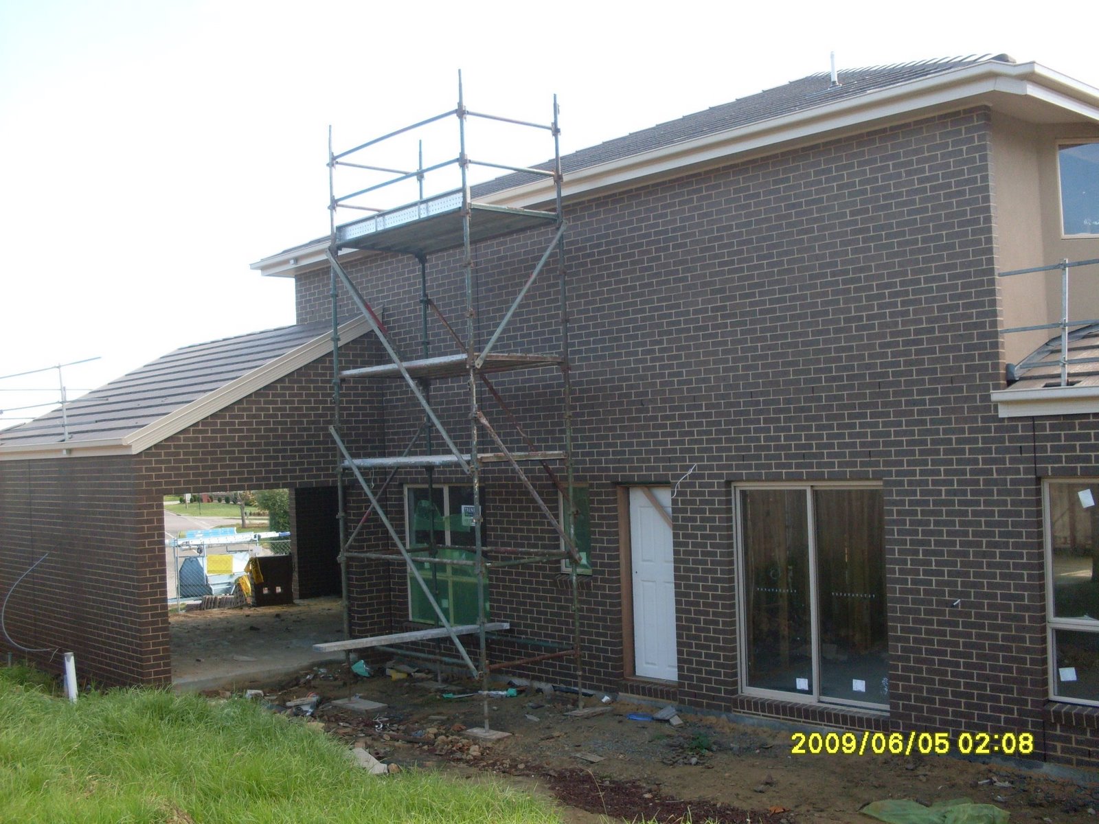 [w_left_side-garage.JPG]
