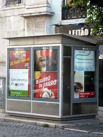 [Largo-do-Chiado-quiosque-vomitando-publicidade.JPG]