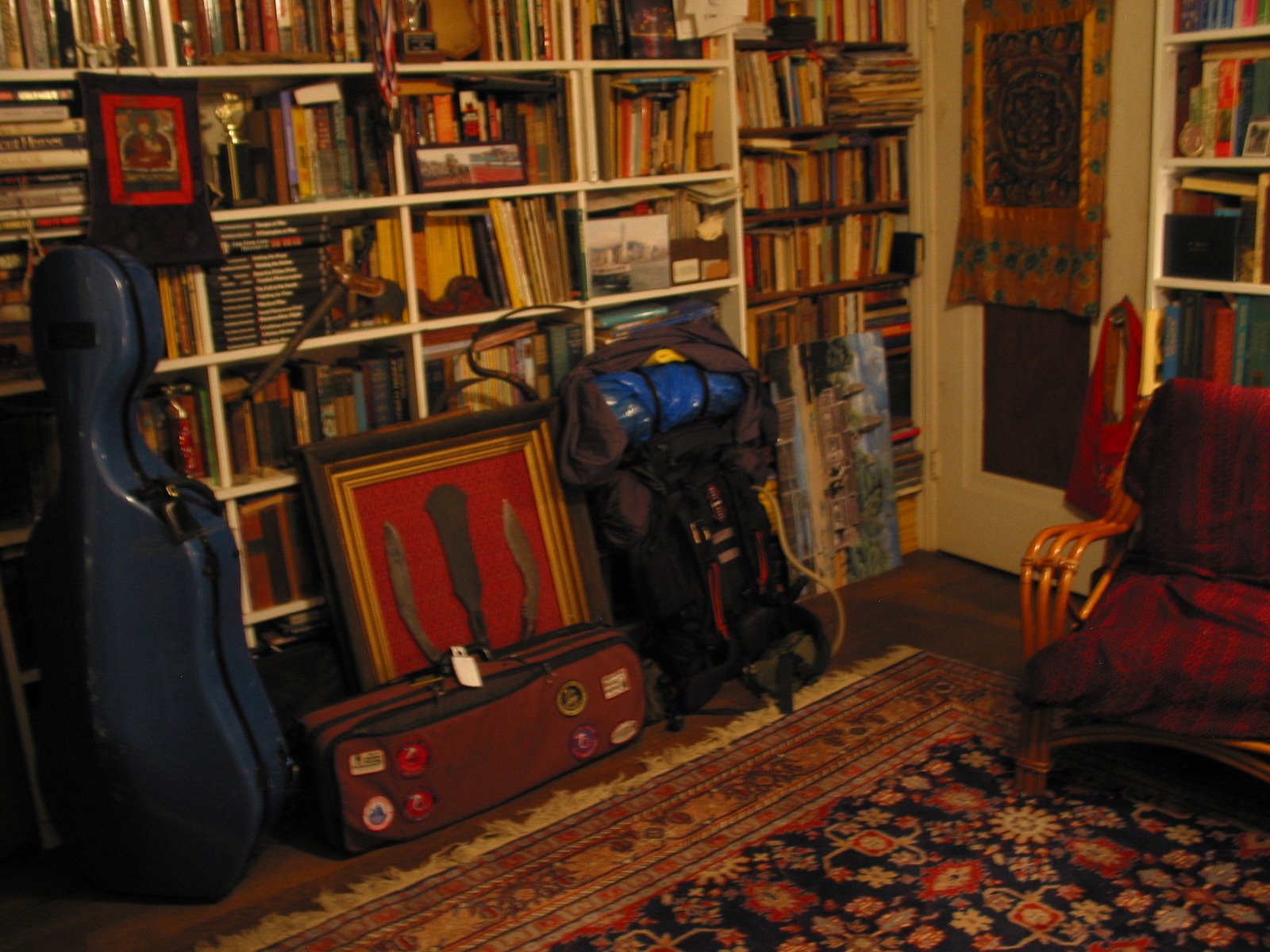[front+room+packed.jpg]