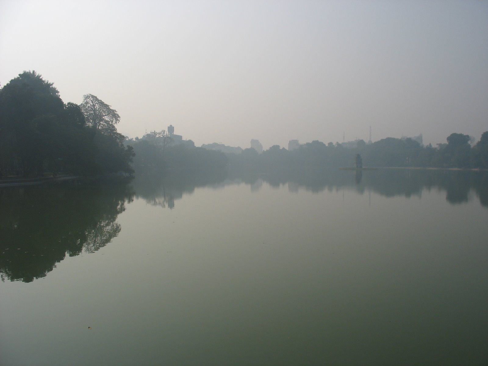[Hanoi+lake1.JPG]