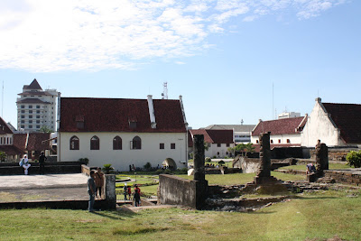 Makassar (Ujung Pandang), Fort Rotterdam, Sultan Hasanuddin Airport