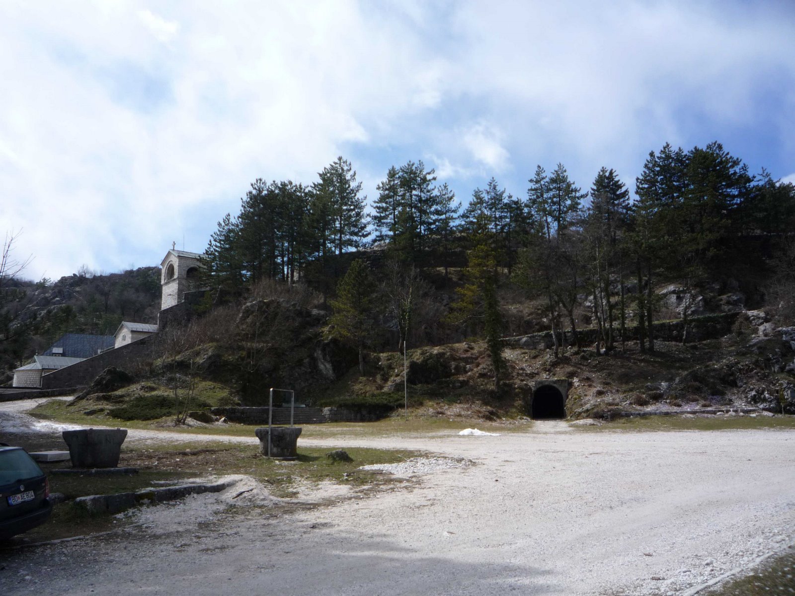 [pecina+manastir.jpg]