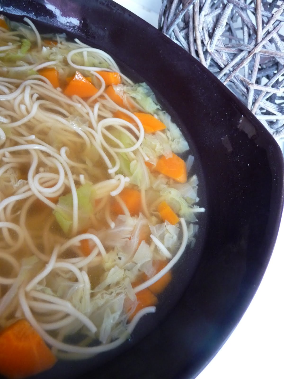 Bouillon au chou chinois, pâtes chinoises et aux carottes Papilles On Off