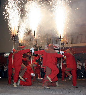 Aparells del correfoc: Les forques durant el ball de dimonis