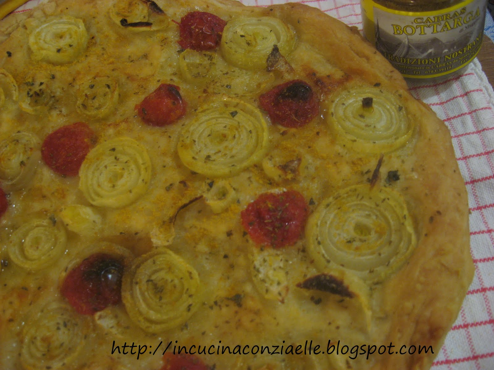 Uova, zucchero e farina: Pizza cipolle e bottarga