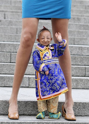 Worlds-smallest-man-woman-with-the-worlds-longest-legs-600x827.jpg