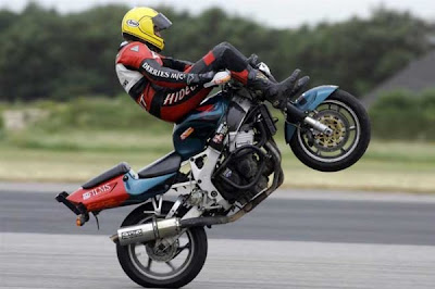 Fastest-motorcycle-handlebar-wheelie-600x399.jpg