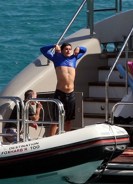 [gallery_main-jason-statham-orlando-bloom-miranda-kerr-yacht-st-barths-photos-01022010-027.jpg]