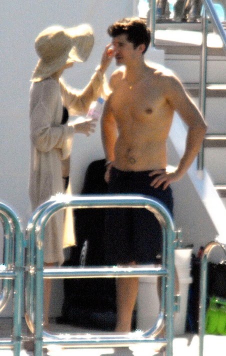 [gallery_main-jason-statham-orlando-bloom-miranda-kerr-yacht-st-barths-photos-01022010-007.jpg]