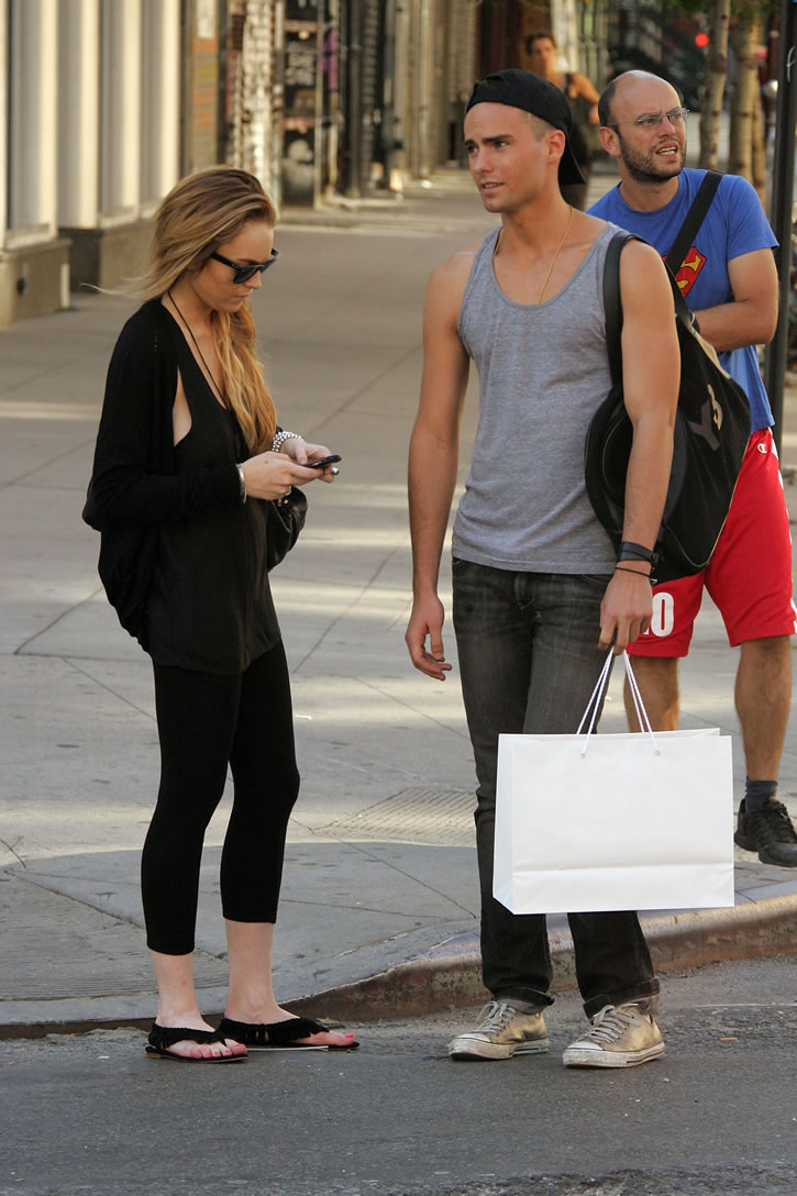 [lohan-random-dude-08.jpg]