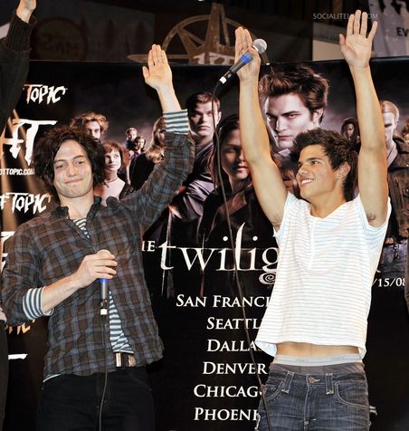 [gallery_main-taylor-lautner-at-paramore-performance-hollywood-highland-01.jpg]