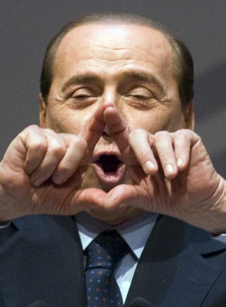 [berlusconi_mima_fica.jpg]