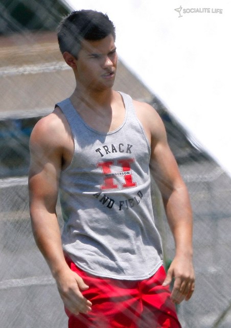 [gallery_main-taylor-lautner-valentines-day-set-track-and-field-07302009-14.jpg]