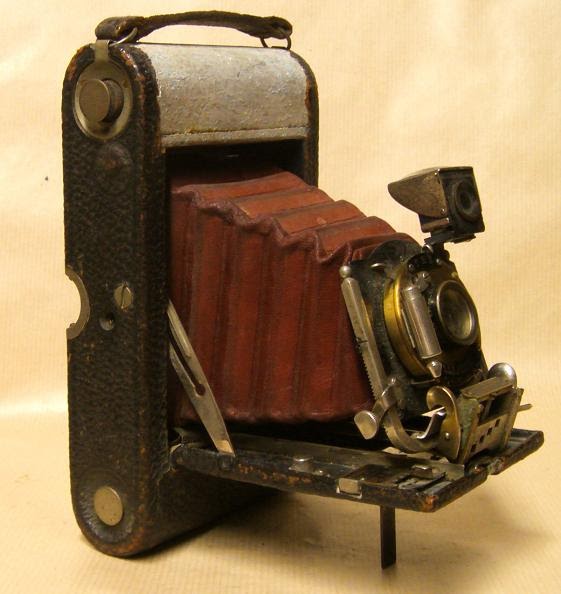 VINTAGE CAMERAS & EQUIPMENT A really old camera I found!