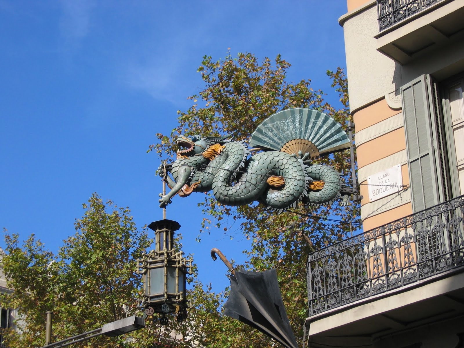 [Dragón+en+las+Ramblas.jpg]