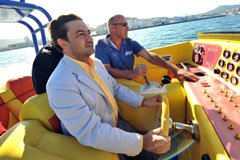 [240x160_VigoMayorSantiagoDomingueztakesarideonthePowerboatP1startboat_200809131258.jpg]