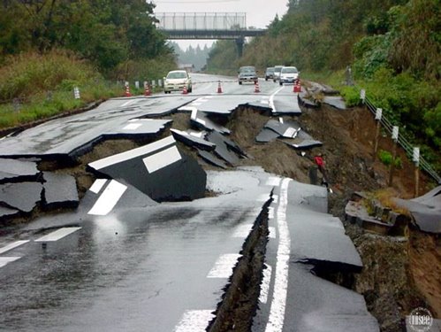 [174_1629-asfalto terremoto.jpg]