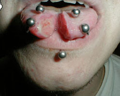 LA LINGUA BIFORCUTA CON PIERCING DA BRIVIDO !