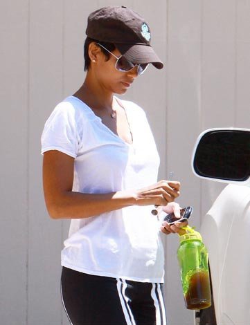 [Halle+hat+and+white+tee.jpg]