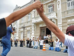 CONVOCAÇÃO JÁ EM FRENTE AO PALÁCIO