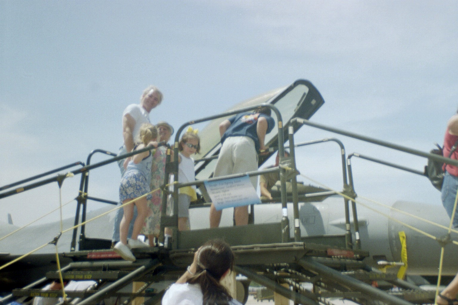 [IMG006+musckes+smiles+and+an+F16.jpg]