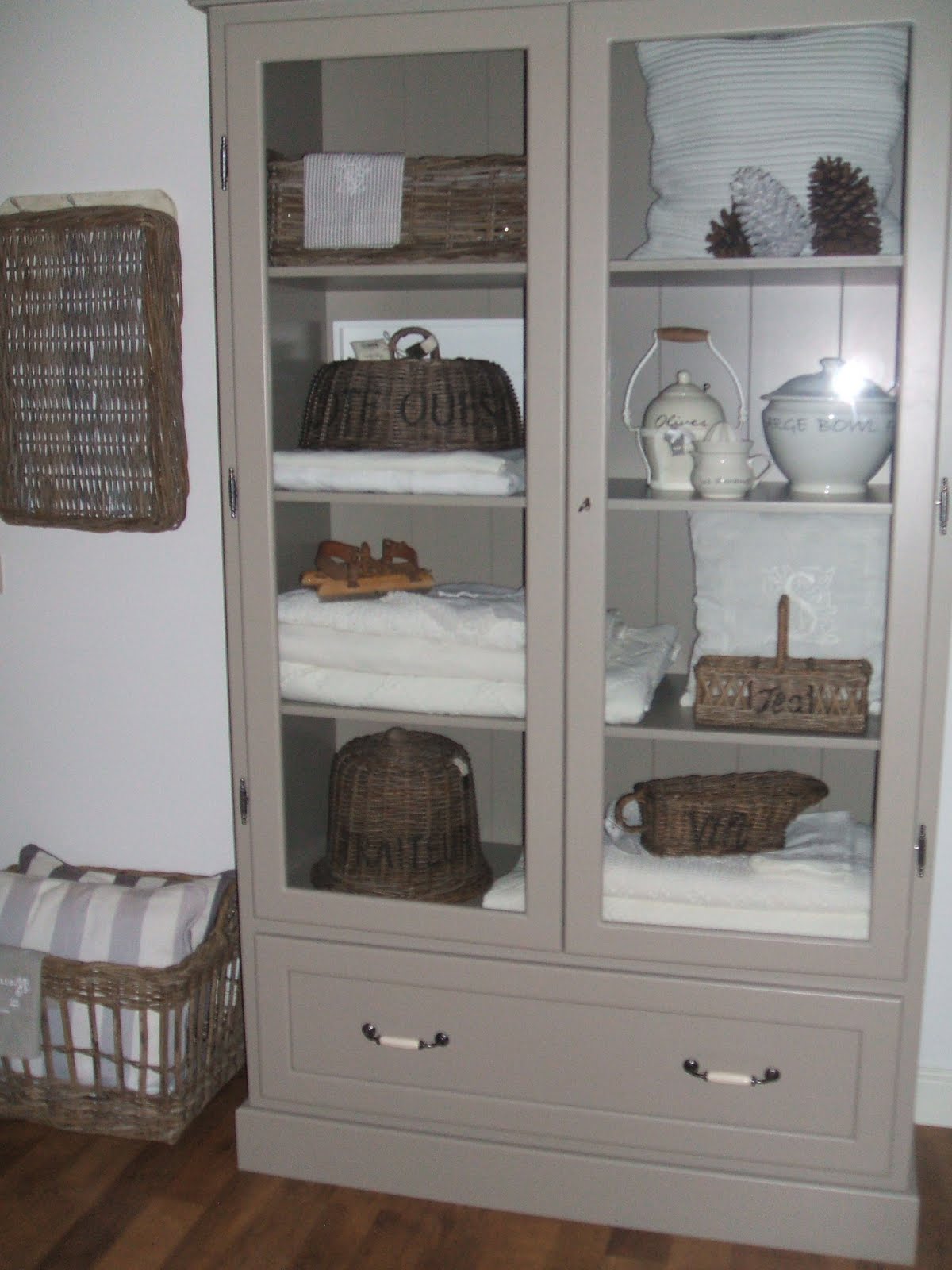 Home made home: kast Woonkamer kleur taupe