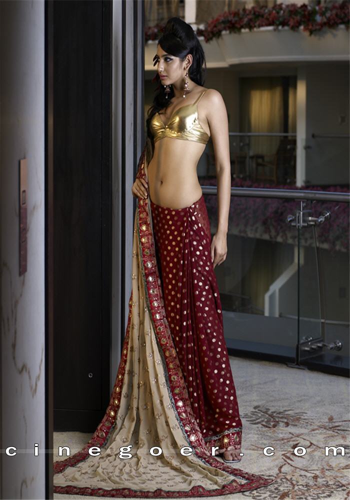 hot Actress Raagini Dwivedi Sexy Thighs