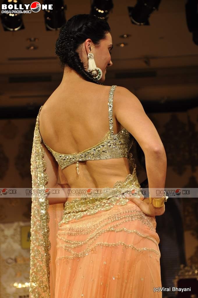 Hot Lara Dutta Walk the Ramp for Mijwan Fashion show - SEXIEST FASHION SHOWS IN THE WORLD PICS - Famous Celebrity Picture 