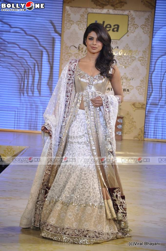 Sexy Priyanka Chopra at Mijwan Fashion show - SEXIEST FASHION SHOWS IN THE WORLD PICS - Famous Celebrity Picture 