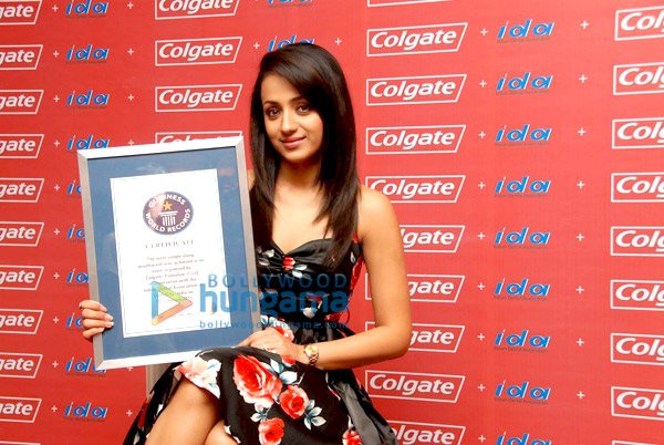  Trisha Krishnan poses with Guinness World Records certificate for Colgate and IDA