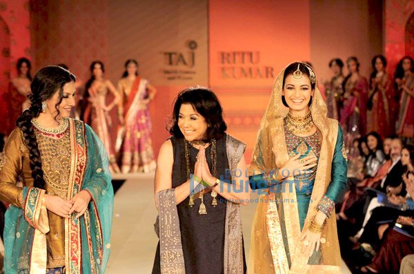 Lara Dutta, Dia, Mandira and Shabana at Ritu Kumar show - SEXIEST FASHION SHOWS IN THE WORLD PICS - Famous Celebrity Picture 