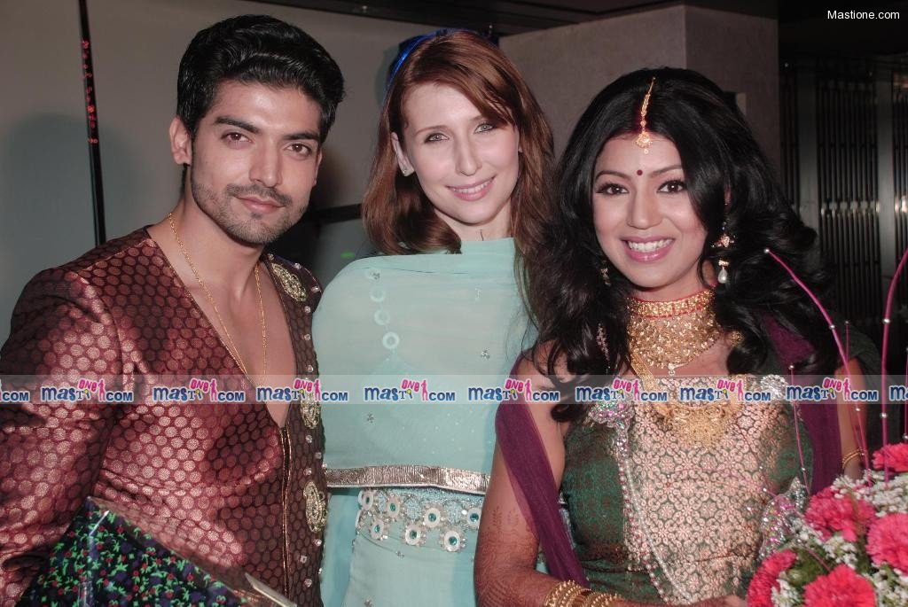 Gurmeet and Debina's wedding reception pictures - SEXY KAREENA PICTURES - Famous Celebrity Picture 