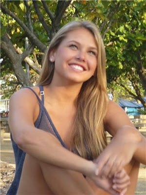 Louise D’ Tuani nua pelada