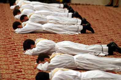 [VATICANO_-_Ordinandi_prostrati.jpg]